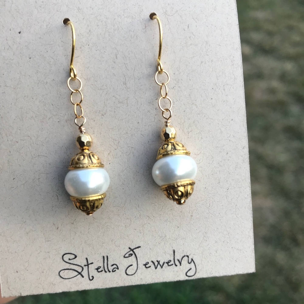 Baroque style gold tone cap faux pearl earrings - Picture 4 of 4